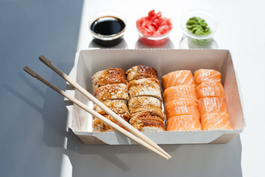 Eco-Sushi-schale-in-situation-weiß