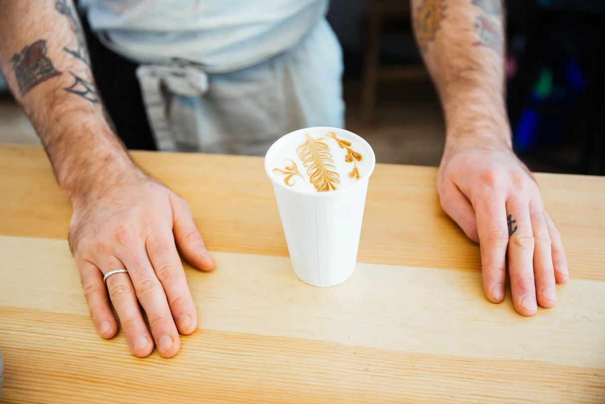 Pappbecher-coffee-to-go-mit-kaffee