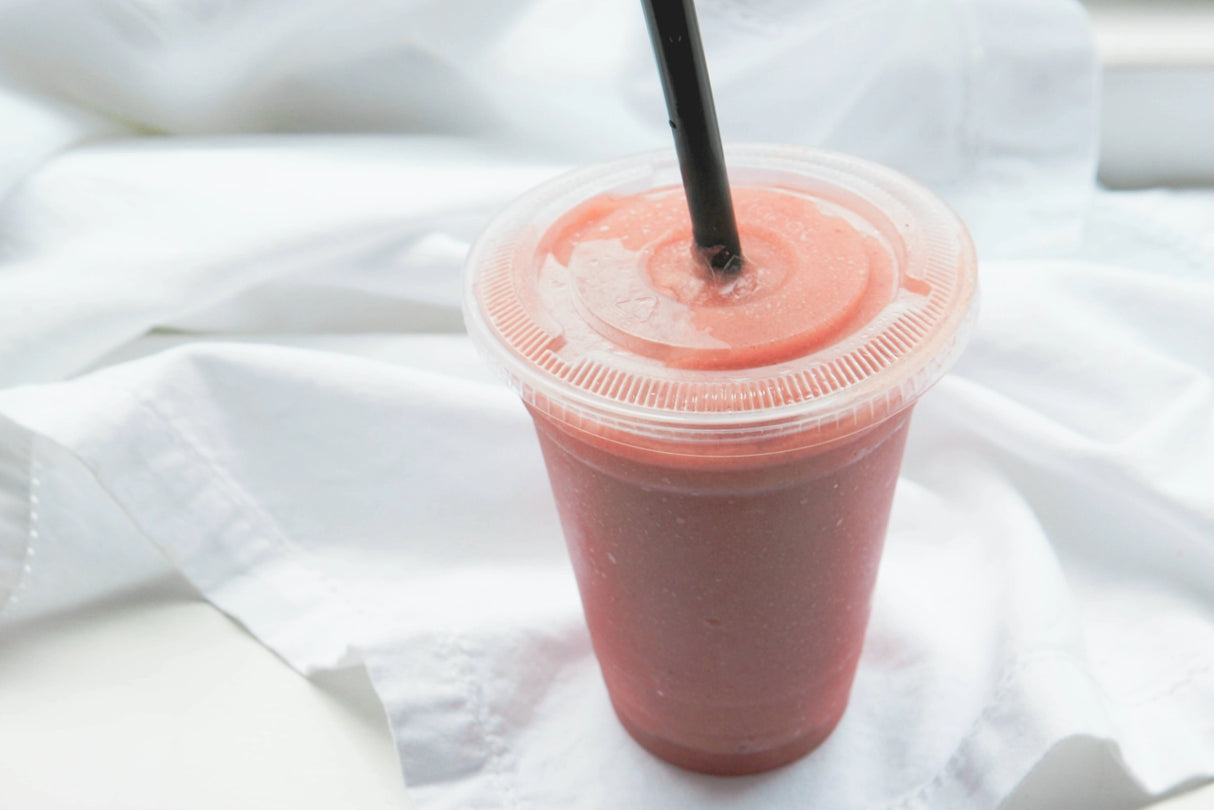 Smoothie-becher-kreutzschlitz-fachdeckel-mit-strohhalm