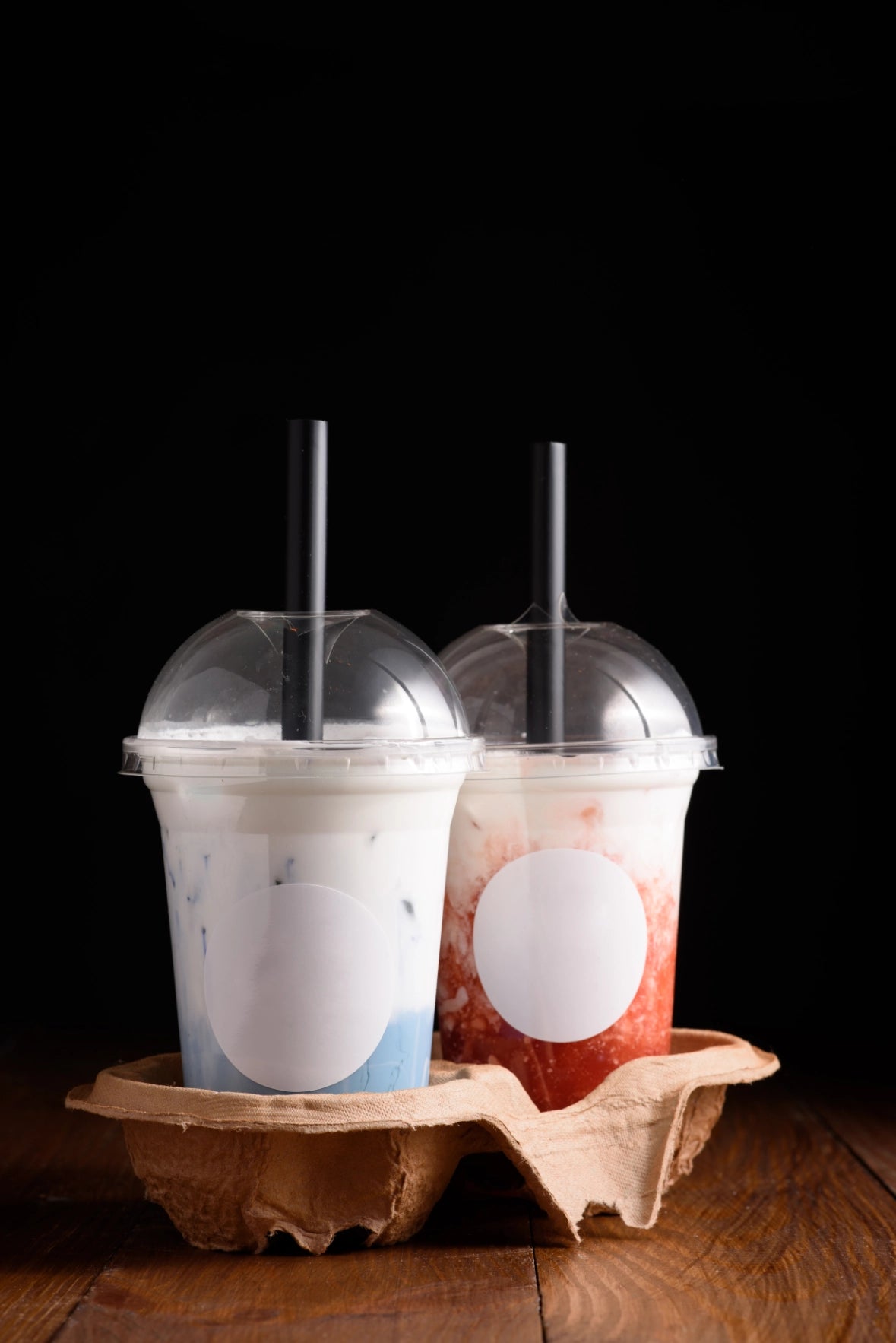 Smoothiebecher-in-papiertragetablett