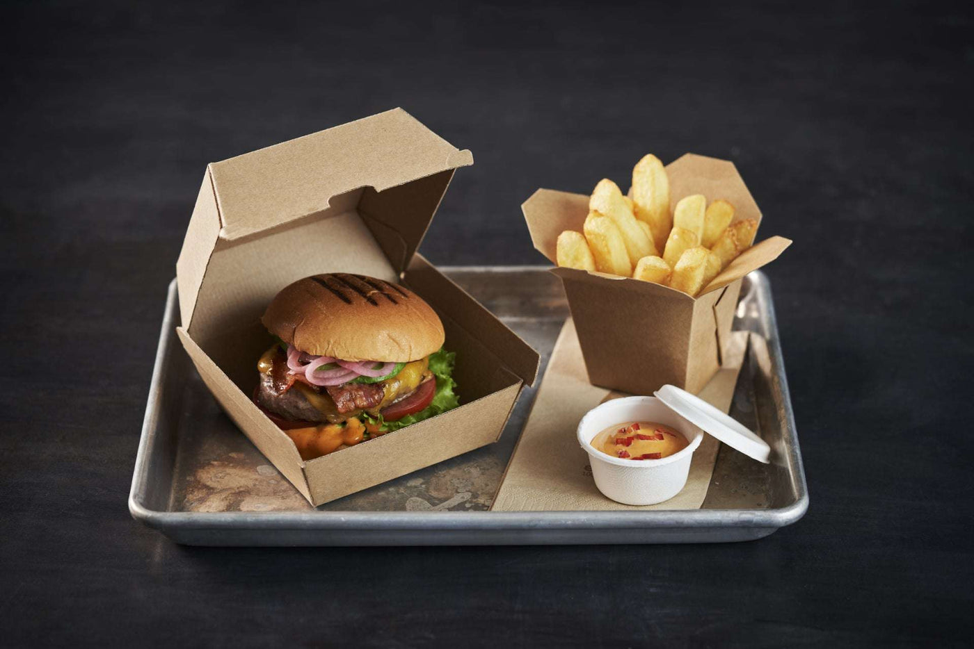 burger-verpackung-mit-leckerem-burger-in-situation