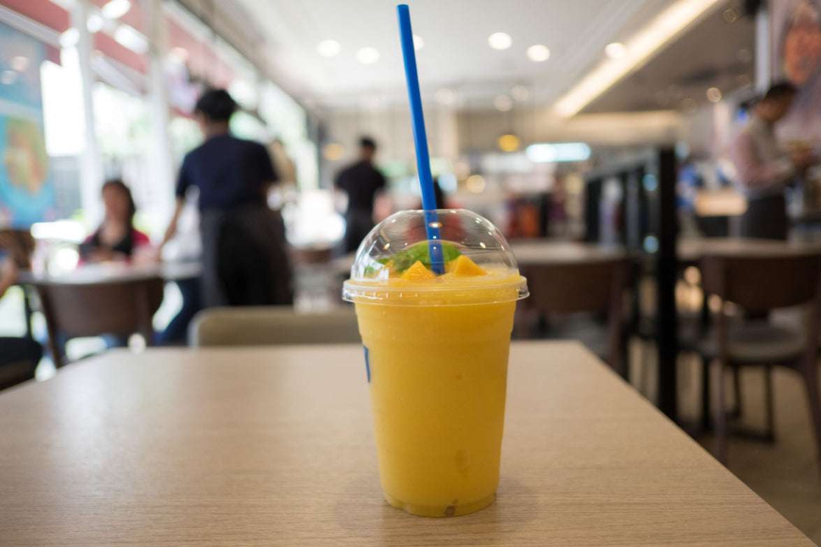 Smoothie-becher-mit-domdeckel-orangensaft