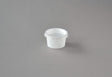 Weiße 30 ml Dressingbecher mit transparentem Deckel, auf grauem Hintergrund platziert, ideal für Saucen und Dressings.