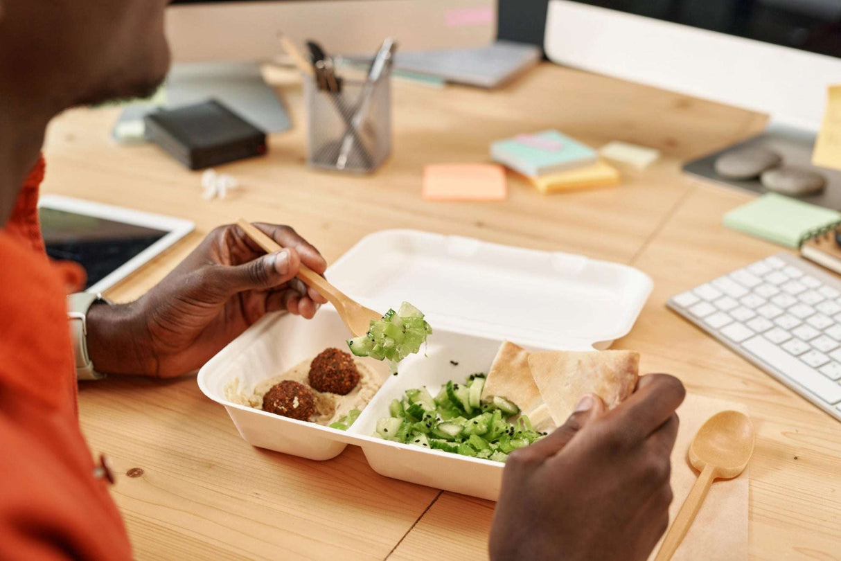 Menuebox-aus-bagasse-2-geteilt-weiß-in-situation