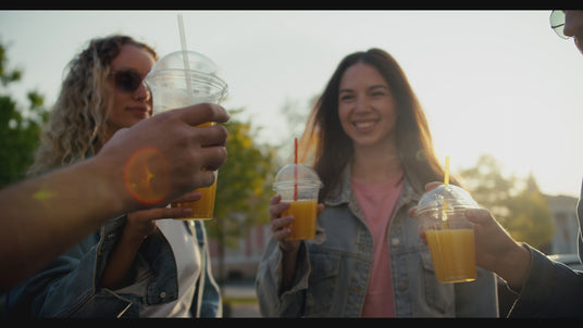 Freunde-smoothie-becher-genießen