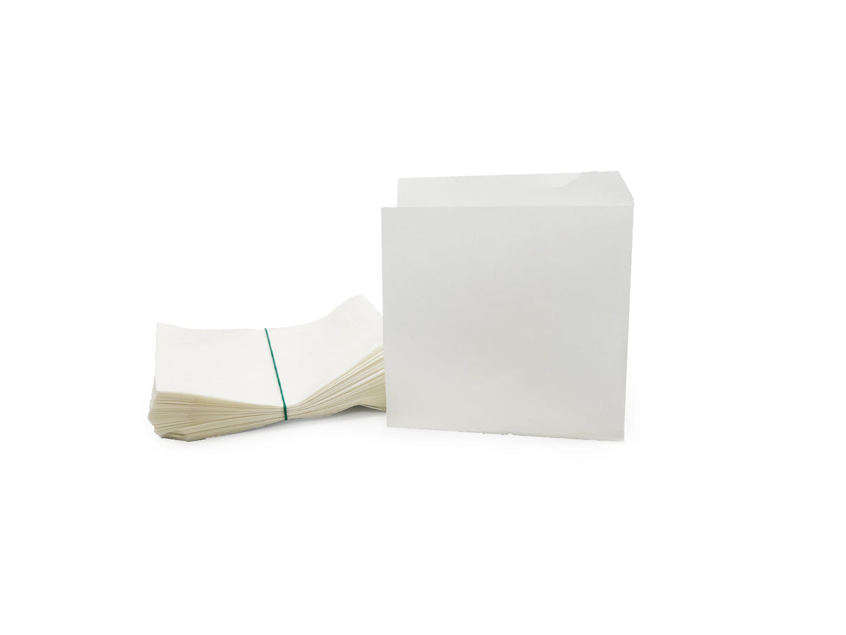 Weiße Snacktasche, 15x17cm, geöffnet neben gestapelten Taschen, ideal für Lebensmittelverpackung und Aufbewahrung.
