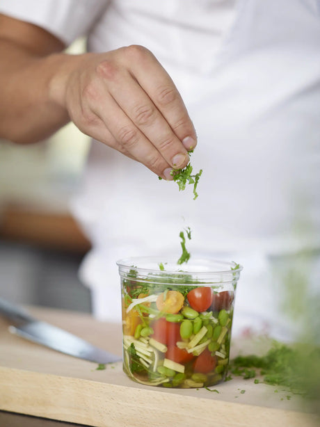 Salatschale Deli von Duni Präsentation einer Salatkreation - Verpackung2Go